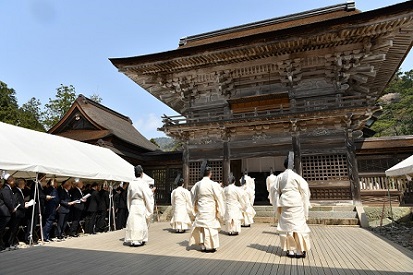 Izumo priests perform ritual in white robes at the newly built Grand Palace of Heisei