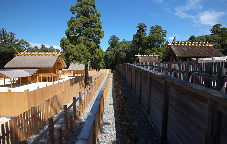 The old shrine and the new at Ise Jingu: Shikinen Sengu comparison.